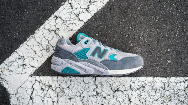 Zapatilla New Balance 580 x Palace Gris